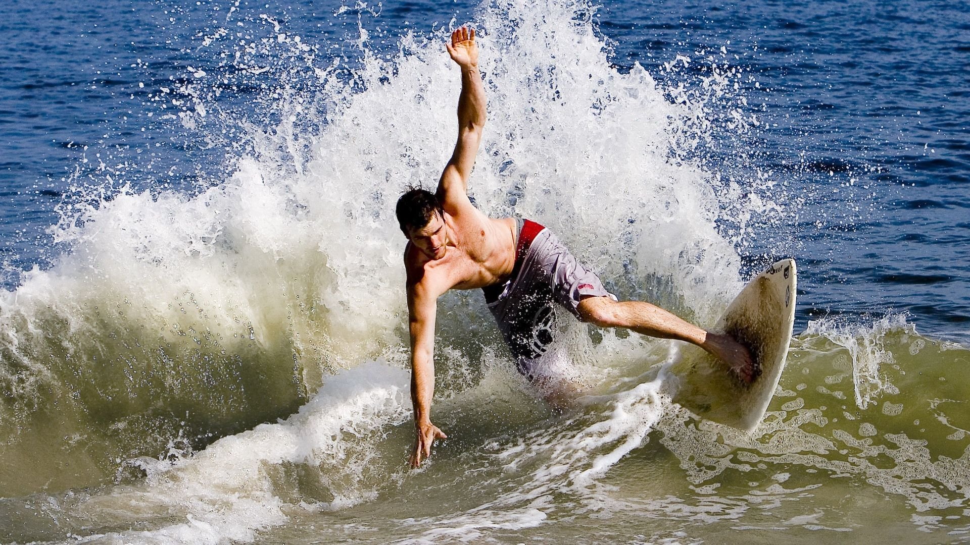 曼联在主场获胜，积分榜上升为第二